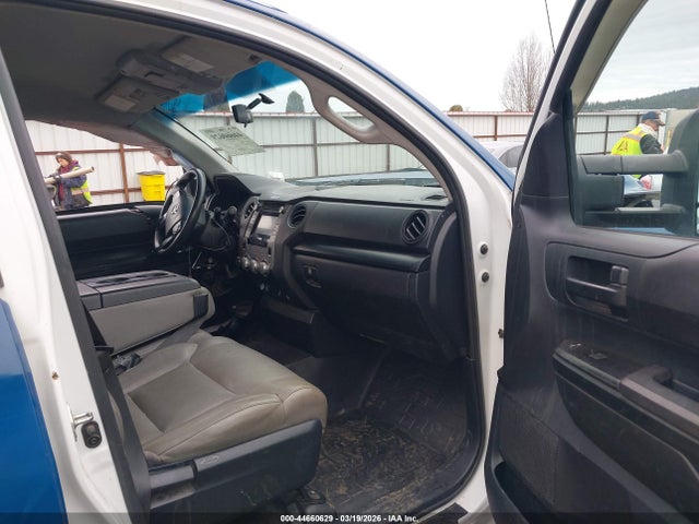 5TFCY5F19GX020381 Toyota Tundra Sr 5.7l V8
