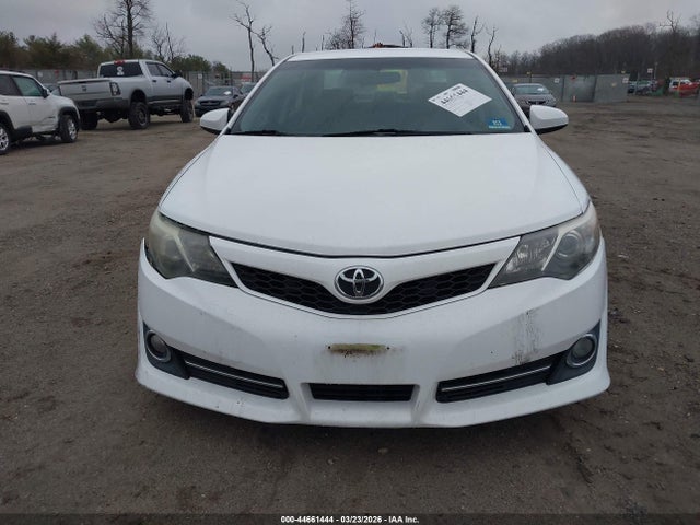 44661444 :رقم المزاد ، 4T1BF1FK4EU414643 vin ، 2014 Toyota Camry Se مزاد بيع