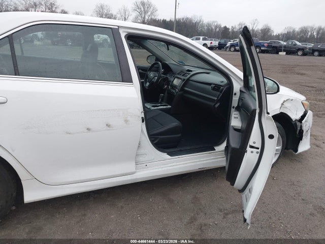 44661444 :رقم المزاد ، 4T1BF1FK4EU414643 vin ، 2014 Toyota Camry Se مزاد بيع