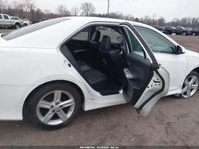 44661444 :رقم المزاد ، 4T1BF1FK4EU414643 vin ، 2014 Toyota Camry Se مزاد بيع