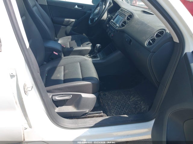 WVGAV7AX1FW575462 Volkswagen TIGUAN SE