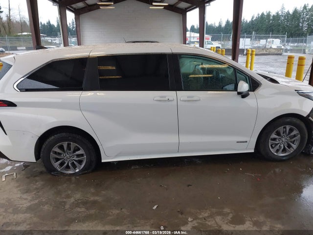 5TDKRKEC8MS043212 Toyota SIENNA LE