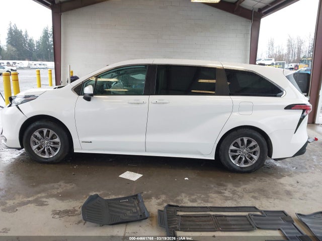 5TDKRKEC8MS043212 Toyota SIENNA LE