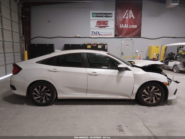 Продажа на аукционе авто 2018 Honda Civic Ex, vin: 19XFC2F76JE033689, номер лота: 44662523