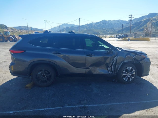 5TDHZRAH2NS555702 Toyota Highlander Xle