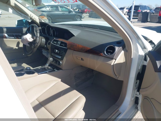 44663058 :رقم المزاد ، WDDGF8ABXDA830776 vin ، 2013 Mercedes-benz C 300 Luxury 4matic مزاد بيع