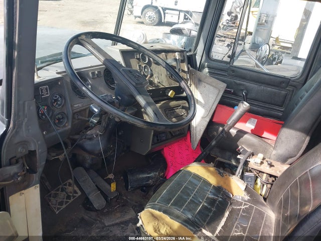 44663197 :رقم المزاد ، 1M2P267CXTM029557 vin ، 1996 Mack 600 Rd600 مزاد بيع