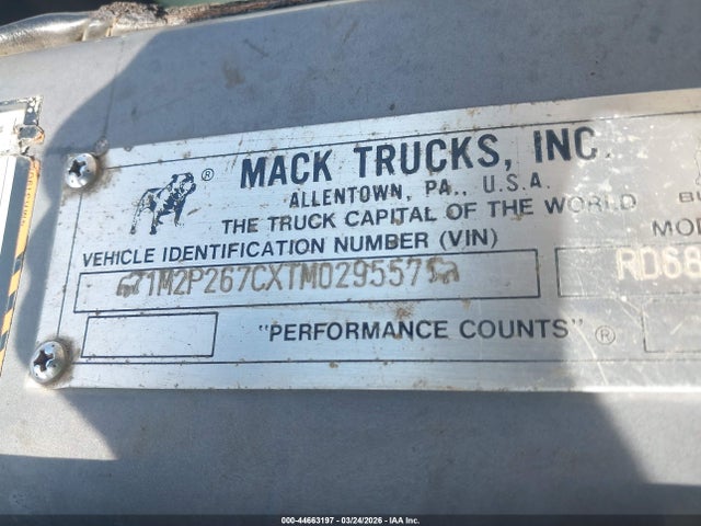 44663197 :رقم المزاد ، 1M2P267CXTM029557 vin ، 1996 Mack 600 Rd600 مزاد بيع