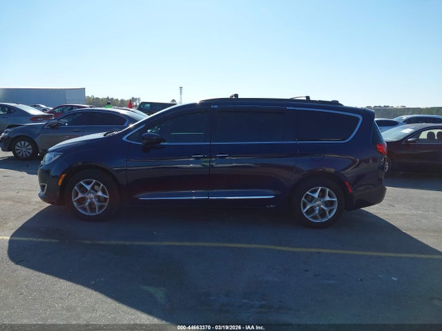 Продажа на аукционе авто 2017 Chrysler Pacifica Touring-l, vin: 2C4RC1BG6HR571007, номер лота: 44663370