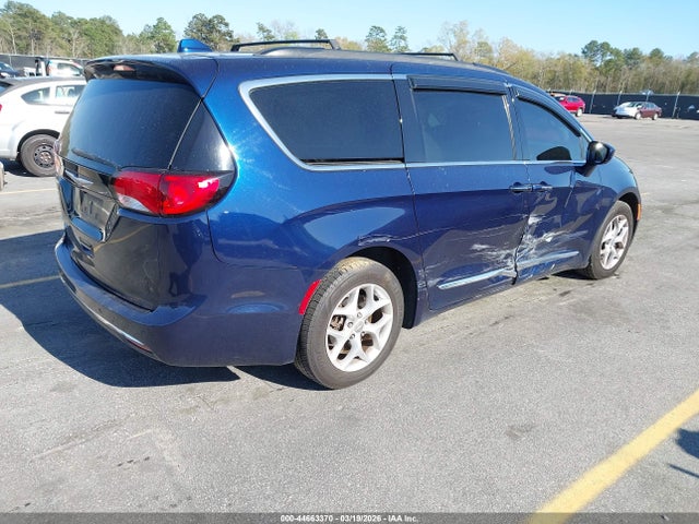 Продажа на аукционе авто 2017 Chrysler Pacifica Touring-l, vin: 2C4RC1BG6HR571007, номер лота: 44663370