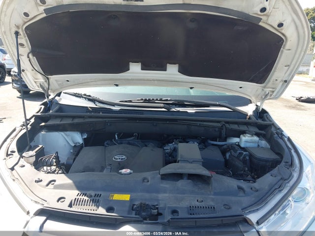5TDKZRFH2KS561929 Toyota Highlander Xle