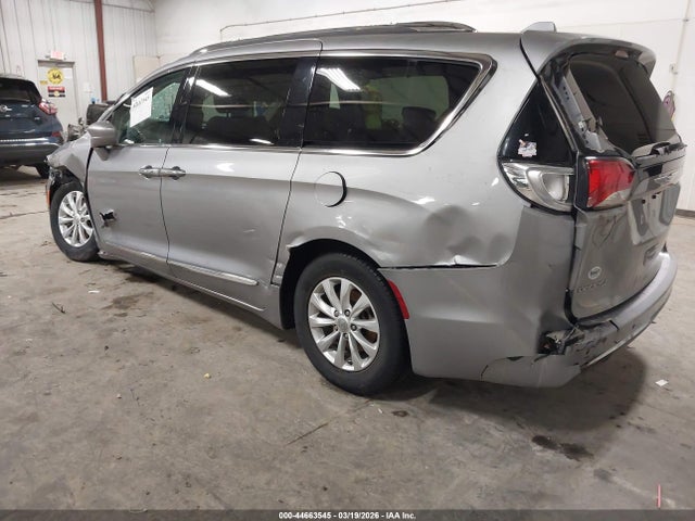 2018 CHRYSLER PACIFICA 2C4RC1BG6JR246220 Photo 2
