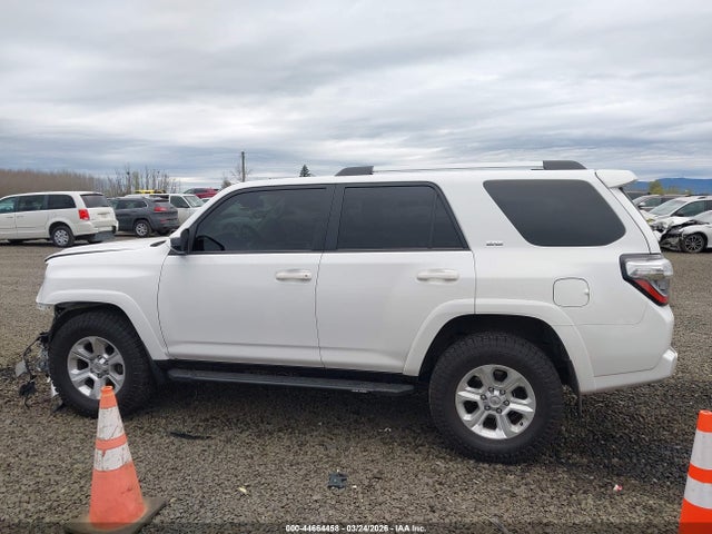 2022 Toyota 4runner Sr5 მანქანა იყიდება აუქციონზე, vin: JTEMU5JR6N6063992, აუქციონის ნომერი: 44664458