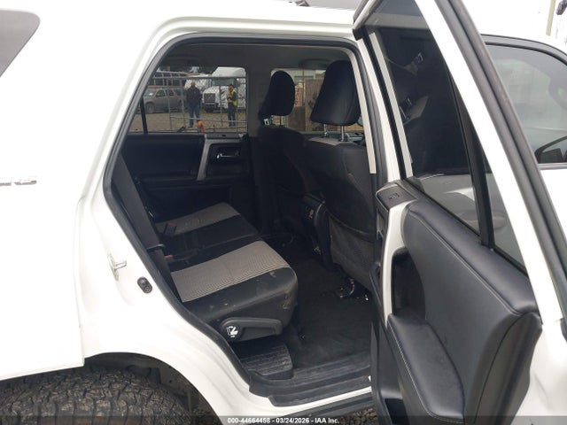 2022 Toyota 4runner Sr5 მანქანა იყიდება აუქციონზე, vin: JTEMU5JR6N6063992, აუქციონის ნომერი: 44664458