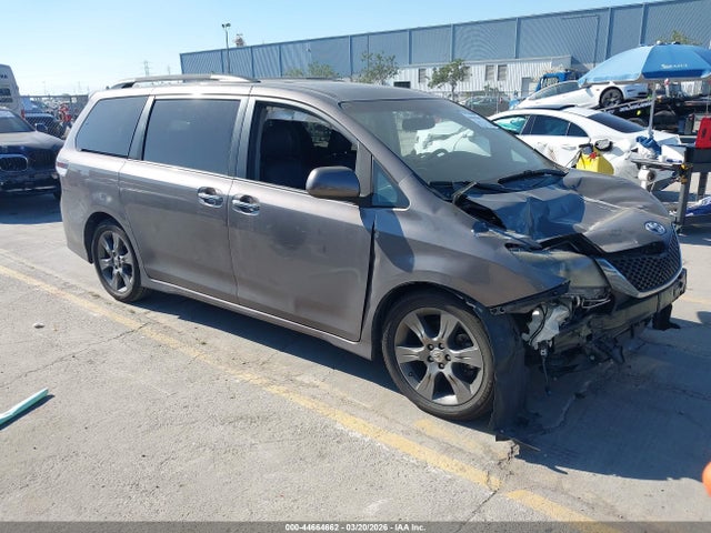 5TDXK3DC6FS606035 Toyota Sienna Se Premium 8 Passenger