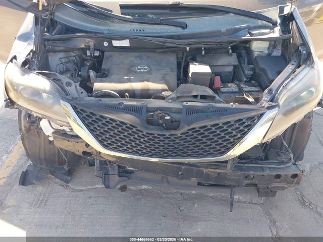 5TDXK3DC6FS606035 Toyota Sienna Se Premium 8 Passenger