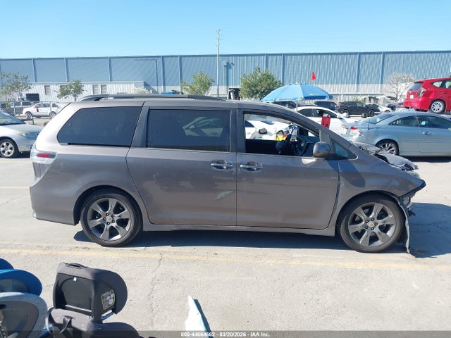 5TDXK3DC6FS606035 Toyota Sienna Se Premium 8 Passenger