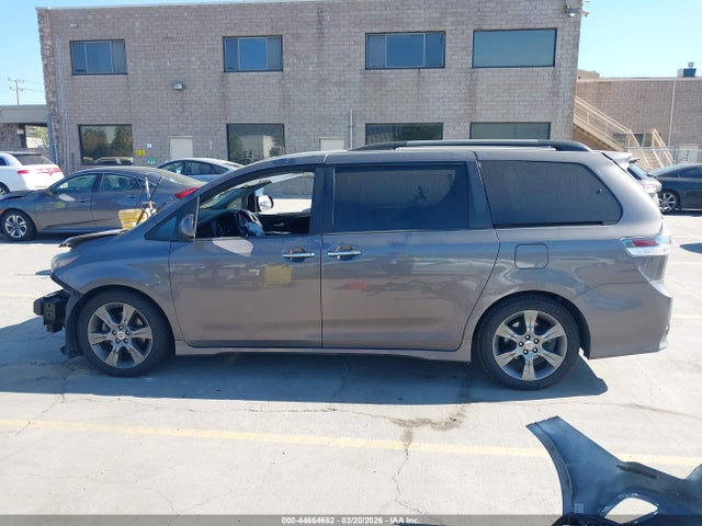 5TDXK3DC6FS606035 Toyota Sienna Se Premium 8 Passenger