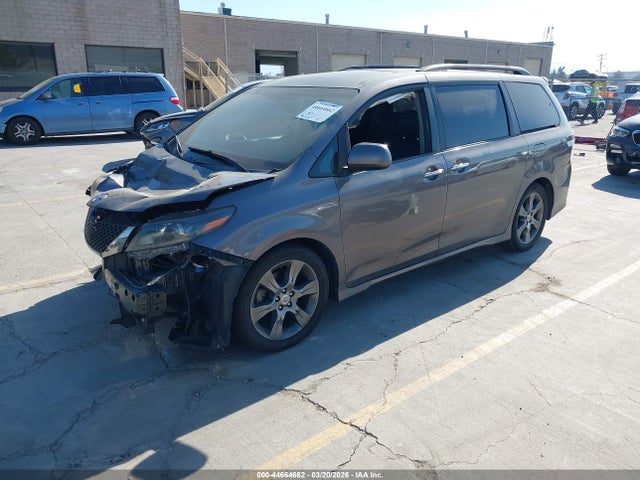 5TDXK3DC6FS606035 Toyota Sienna Se Premium 8 Passenger