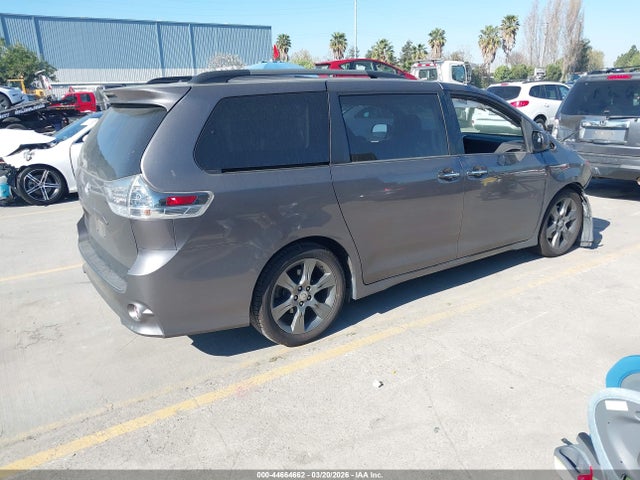 5TDXK3DC6FS606035 Toyota Sienna Se Premium 8 Passenger