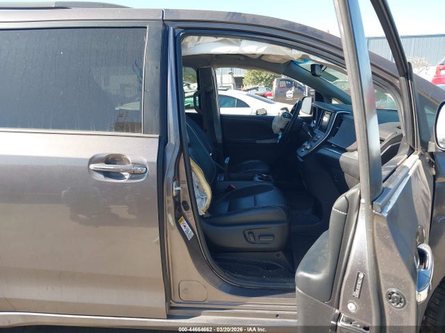 5TDXK3DC6FS606035 Toyota Sienna Se Premium 8 Passenger