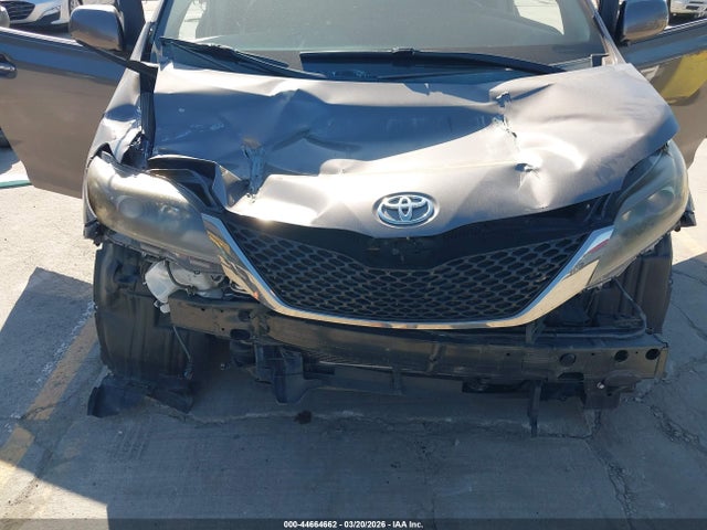 5TDXK3DC6FS606035 Toyota Sienna Se Premium 8 Passenger