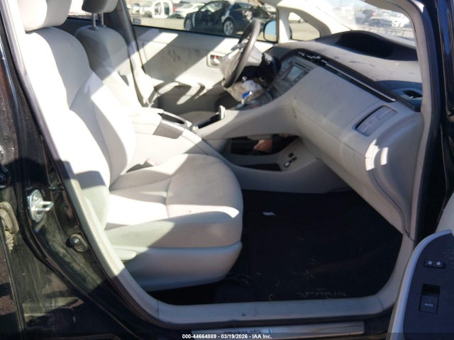 Toyota Prius Three 2014 JTDKN3DU6E0358073 Image 5