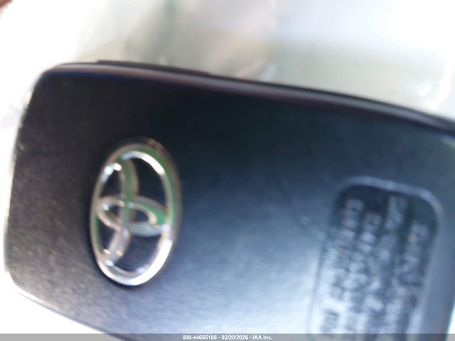 JTDZN3EUXGJ046073 Toyota Prius V Four