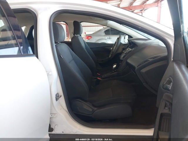 1FADP3F21HL300119 Ford FOCUS SE