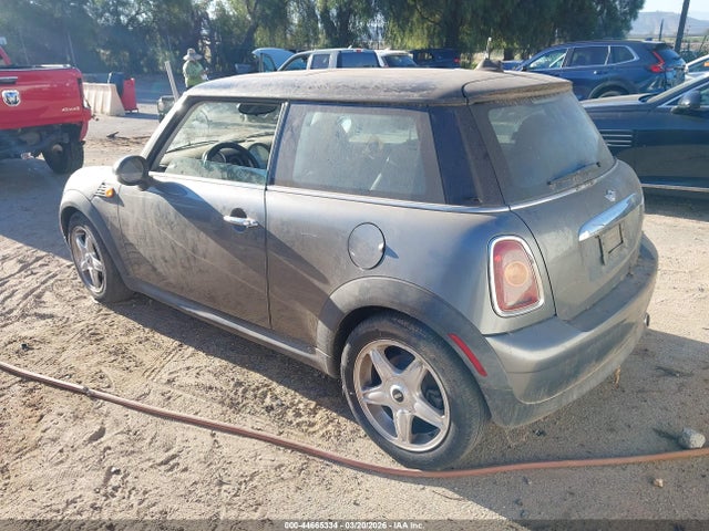 2010 MINI COOPER WMWMF3C59ATZ23700 Photo 2