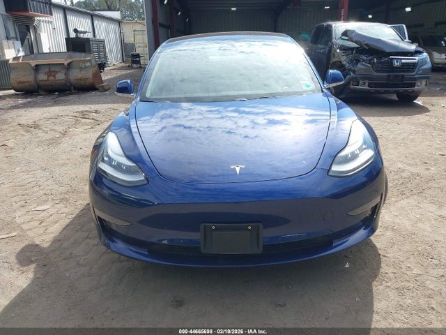 44665698 :رقم المزاد ، 5YJ3E1EA2JF164200 vin ، 2018 Tesla Model 3 Long Range/mid Range مزاد بيع