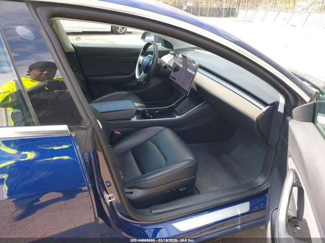 44665698 :رقم المزاد ، 5YJ3E1EA2JF164200 vin ، 2018 Tesla Model 3 Long Range/mid Range مزاد بيع