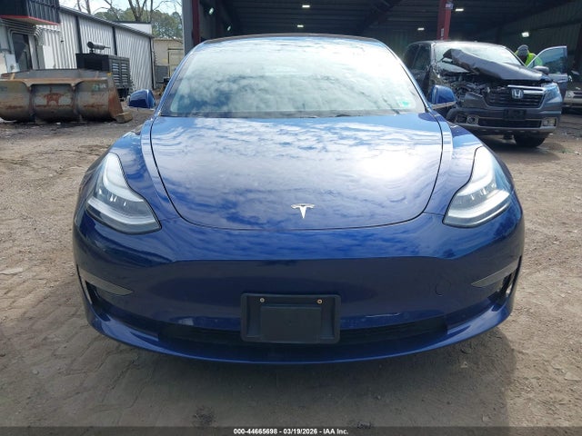 44665698 :رقم المزاد ، 5YJ3E1EA2JF164200 vin ، 2018 Tesla Model 3 Long Range/mid Range مزاد بيع