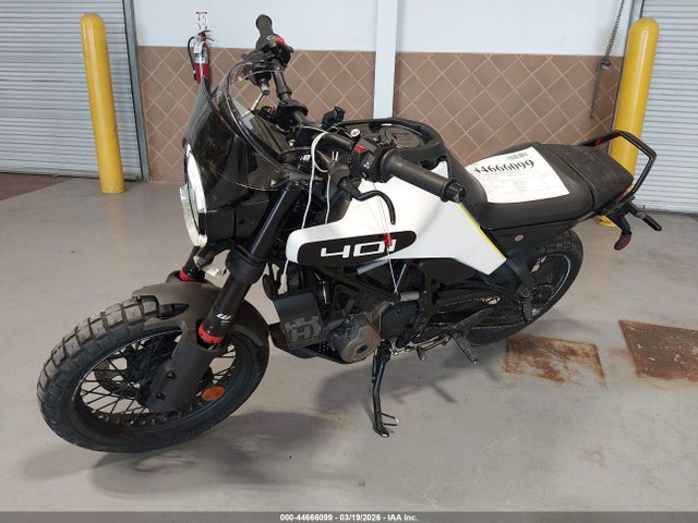 44666099 :رقم المزاد ، MD2JUJ408RN208131 vin ، 2024 Husqvarna Vitpilen 401/svartpilen 401 مزاد بيع