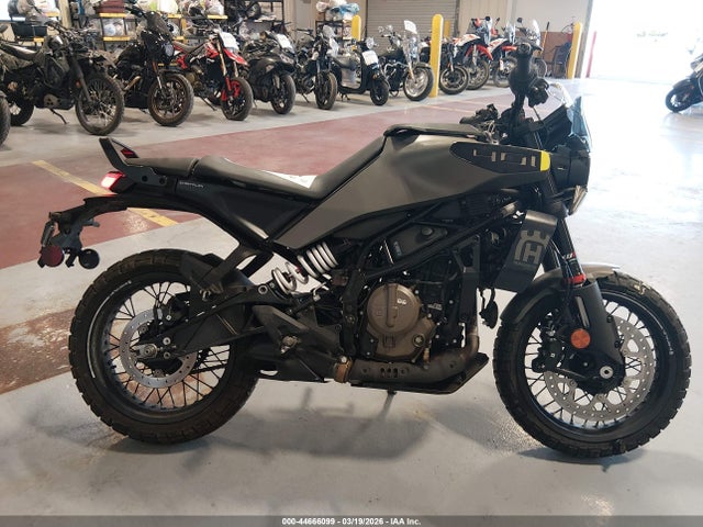 44666099 :رقم المزاد ، MD2JUJ408RN208131 vin ، 2024 Husqvarna Vitpilen 401/svartpilen 401 مزاد بيع