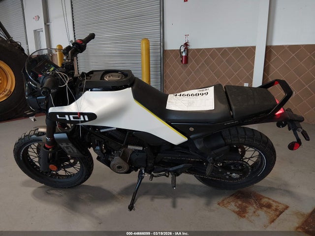 44666099 :رقم المزاد ، MD2JUJ408RN208131 vin ، 2024 Husqvarna Vitpilen 401/svartpilen 401 مزاد بيع