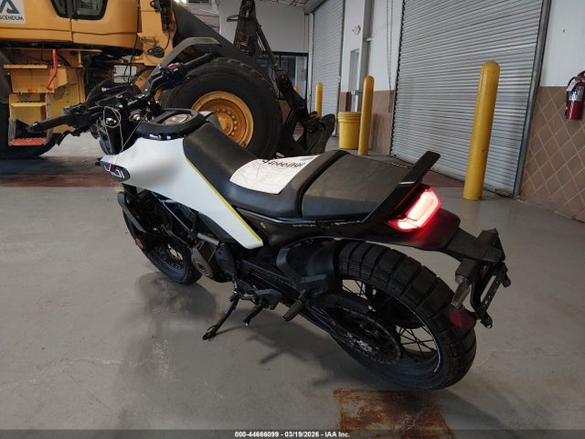 44666099 :رقم المزاد ، MD2JUJ408RN208131 vin ، 2024 Husqvarna Vitpilen 401/svartpilen 401 مزاد بيع