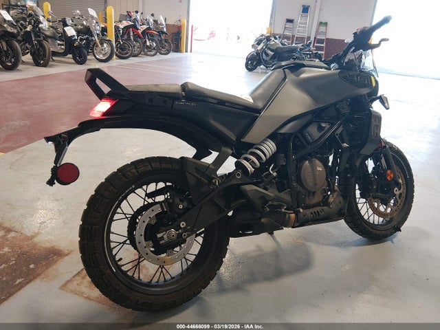 44666099 :رقم المزاد ، MD2JUJ408RN208131 vin ، 2024 Husqvarna Vitpilen 401/svartpilen 401 مزاد بيع