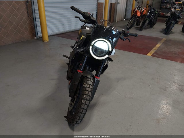 44666099 :رقم المزاد ، MD2JUJ408RN208131 vin ، 2024 Husqvarna Vitpilen 401/svartpilen 401 مزاد بيع