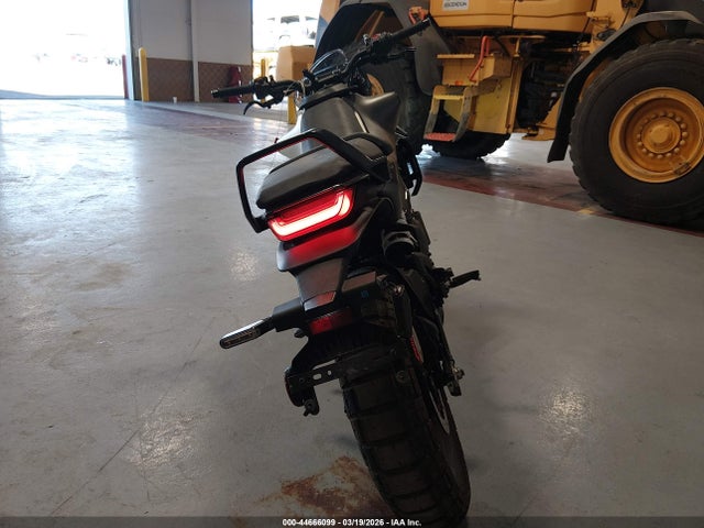 44666099 :رقم المزاد ، MD2JUJ408RN208131 vin ، 2024 Husqvarna Vitpilen 401/svartpilen 401 مزاد بيع