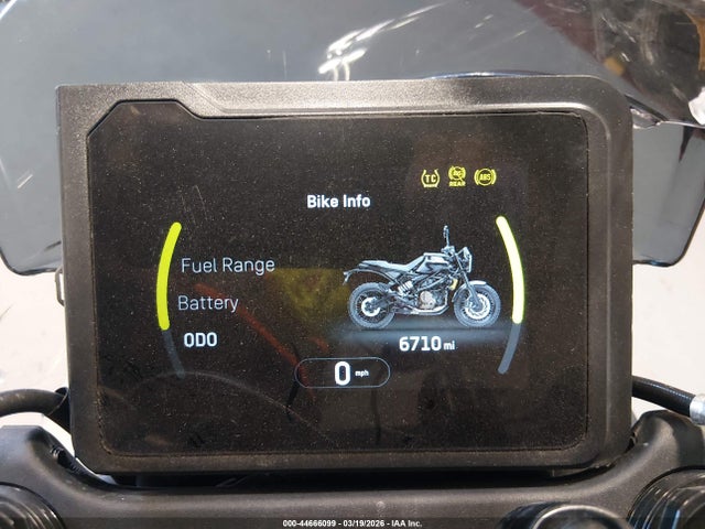 44666099 :رقم المزاد ، MD2JUJ408RN208131 vin ، 2024 Husqvarna Vitpilen 401/svartpilen 401 مزاد بيع