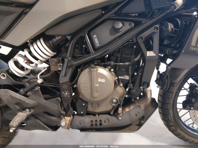 44666099 :رقم المزاد ، MD2JUJ408RN208131 vin ، 2024 Husqvarna Vitpilen 401/svartpilen 401 مزاد بيع