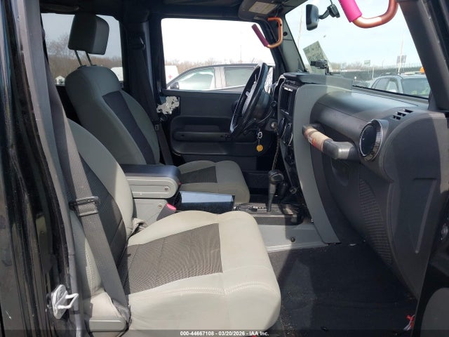 2010 Jeep Wrangler Unlimited Sahara მანქანა იყიდება აუქციონზე, vin: 1J4BA5H14AL220137, აუქციონის ნომერი: 44667108