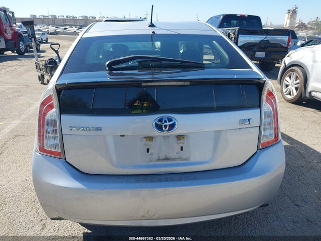 JTDKN3DU8E1738090 Toyota Prius Three