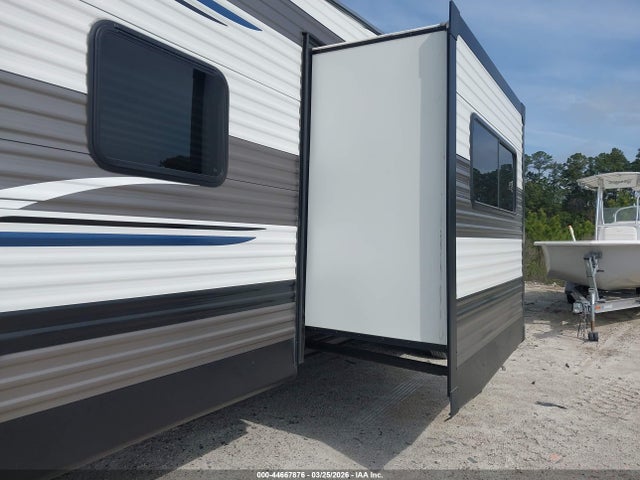 44667876 :رقم المزاد ، 5ZT2PTUB6N4012993 vin ، 2021 Palomino 5th Wheel مزاد بيع