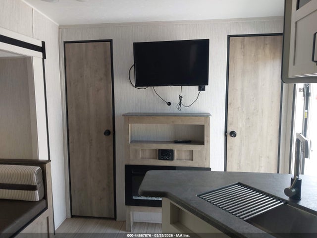 44667876 :رقم المزاد ، 5ZT2PTUB6N4012993 vin ، 2021 Palomino 5th Wheel مزاد بيع
