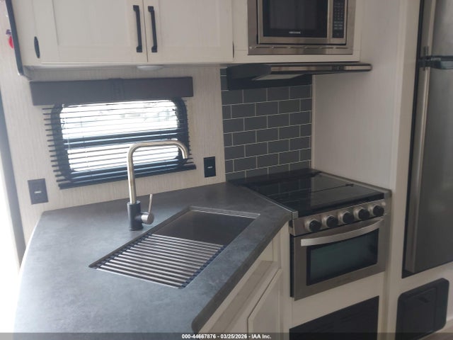 44667876 :رقم المزاد ، 5ZT2PTUB6N4012993 vin ، 2021 Palomino 5th Wheel مزاد بيع