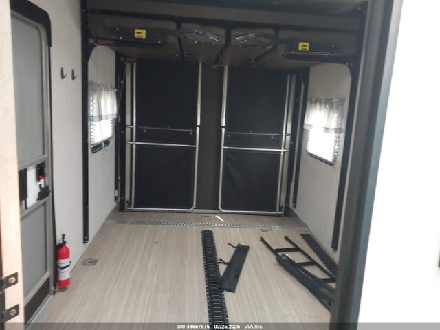 44667876 :رقم المزاد ، 5ZT2PTUB6N4012993 vin ، 2021 Palomino 5th Wheel مزاد بيع