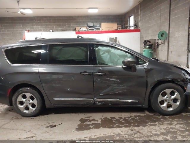 2017 Chrysler Pacifica Touring-l Plus მანქანა იყიდება აუქციონზე, vin: 2C4RC1EG2HR585174, აუქციონის ნომერი: 44668489