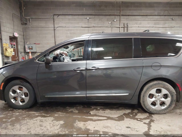 2017 Chrysler Pacifica Touring-l Plus მანქანა იყიდება აუქციონზე, vin: 2C4RC1EG2HR585174, აუქციონის ნომერი: 44668489